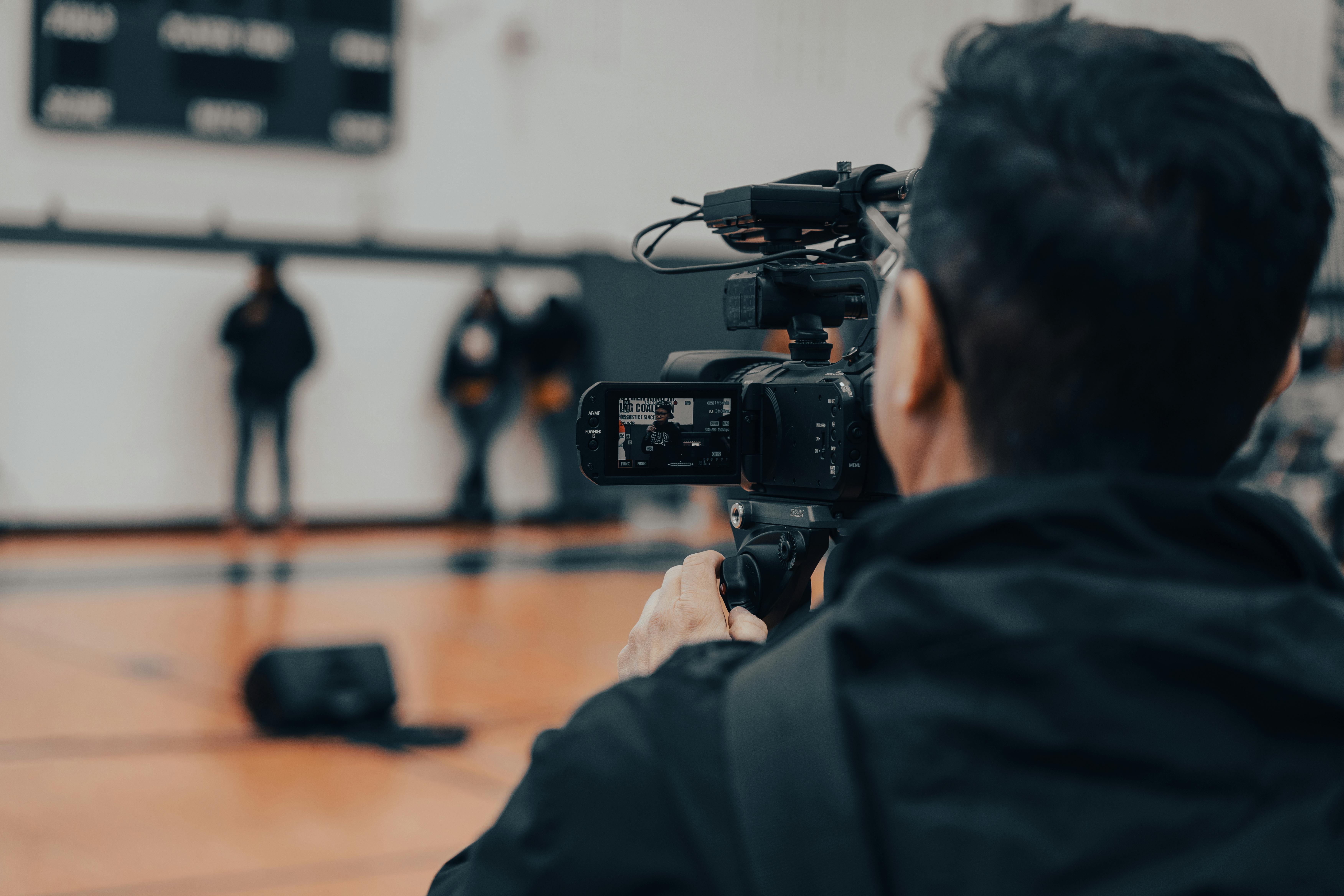 back-view-of-a-cameraman-filming-an-indoor-event-in-seattle-with-professional-eq - beniam (pexels)