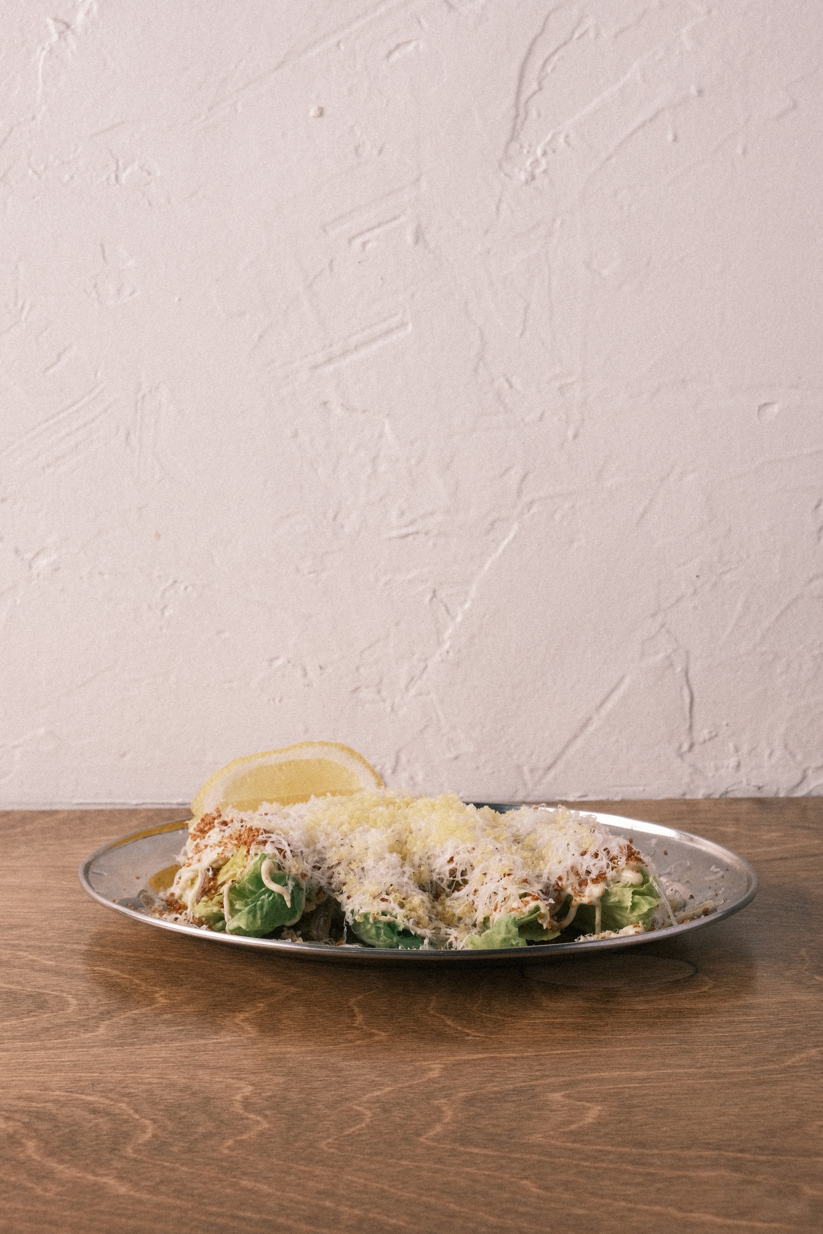 Salade césar, câpres et anchois.