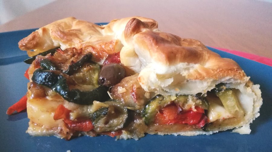 Fetta di torta salata con verdure estive