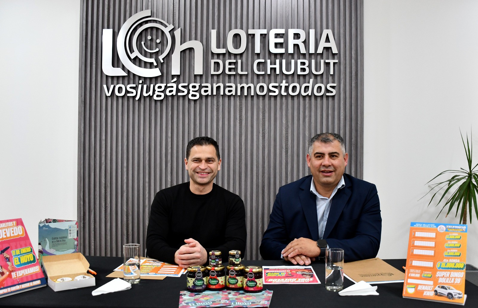 Ramiro Ibarra, presidente del IAS, y César Salamín, intendente de El Hoyo.