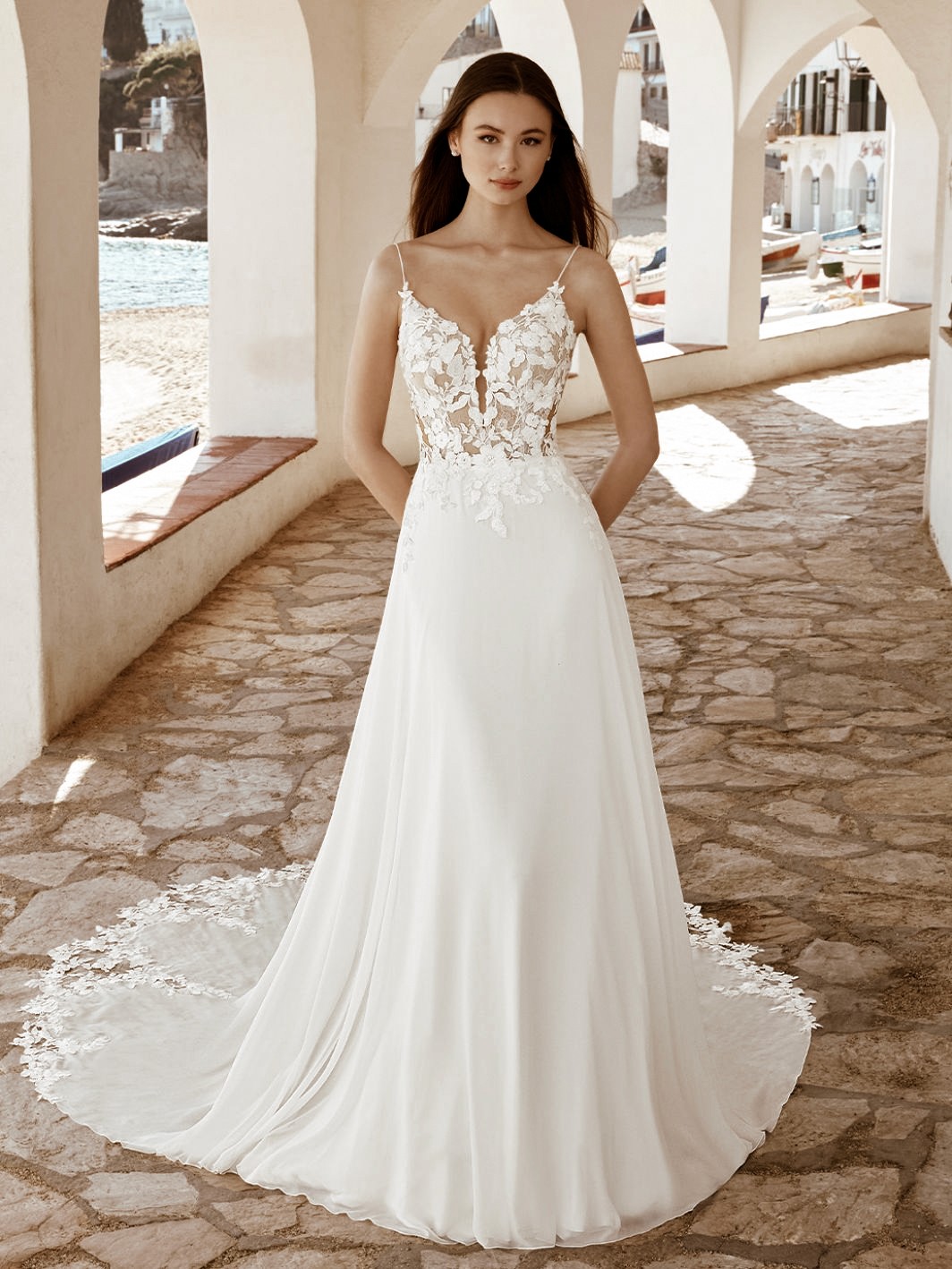 Brautkleid mit luftigem Rock und A-Linien Schnitt