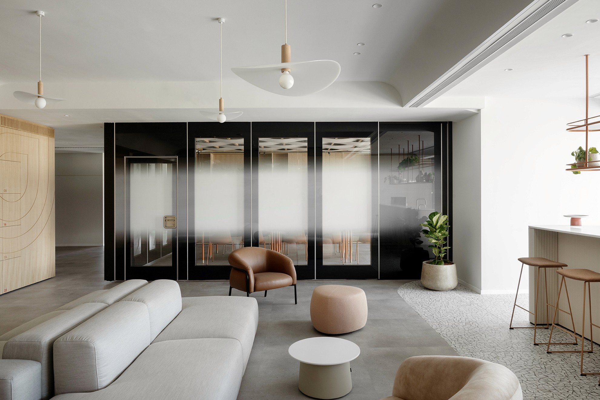 מחיצות זכוכית עם אפקט גרדיאנט (Gradient Glass) ליצירת פרטיות ויזואלית רכה תוך שמירה על מעבר אור טבעי לחלל הלאונג'