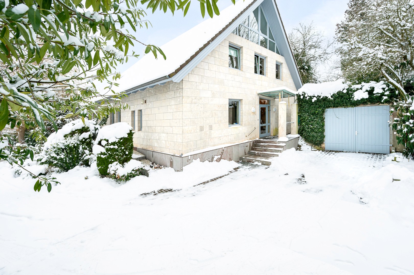 Einfamilienhaus mit Vorgarten in Kiel mit roter Ziegelsteinwand