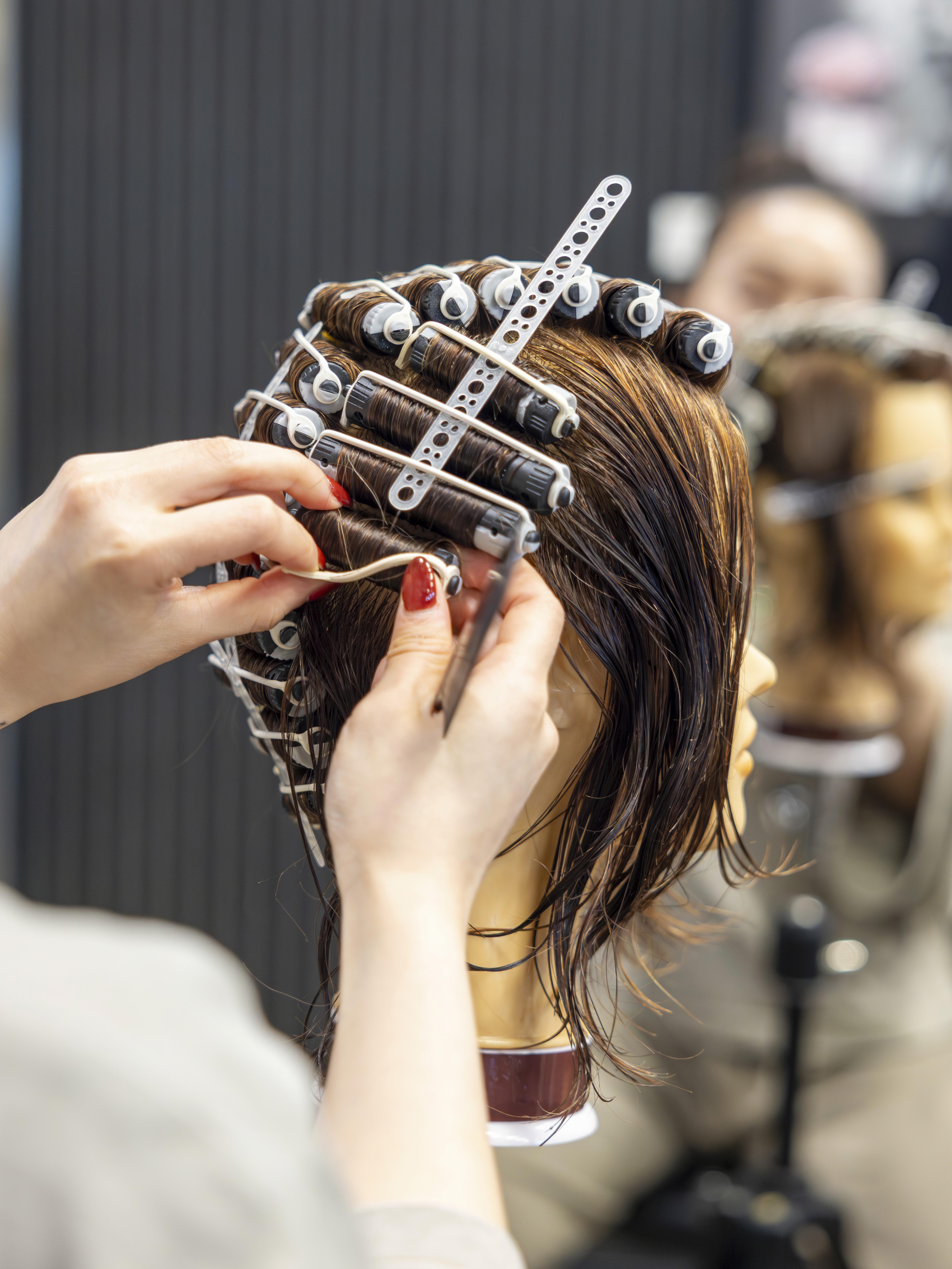 Handwerkliche Detailarbeit beim Haarefärben im Salon Haarem