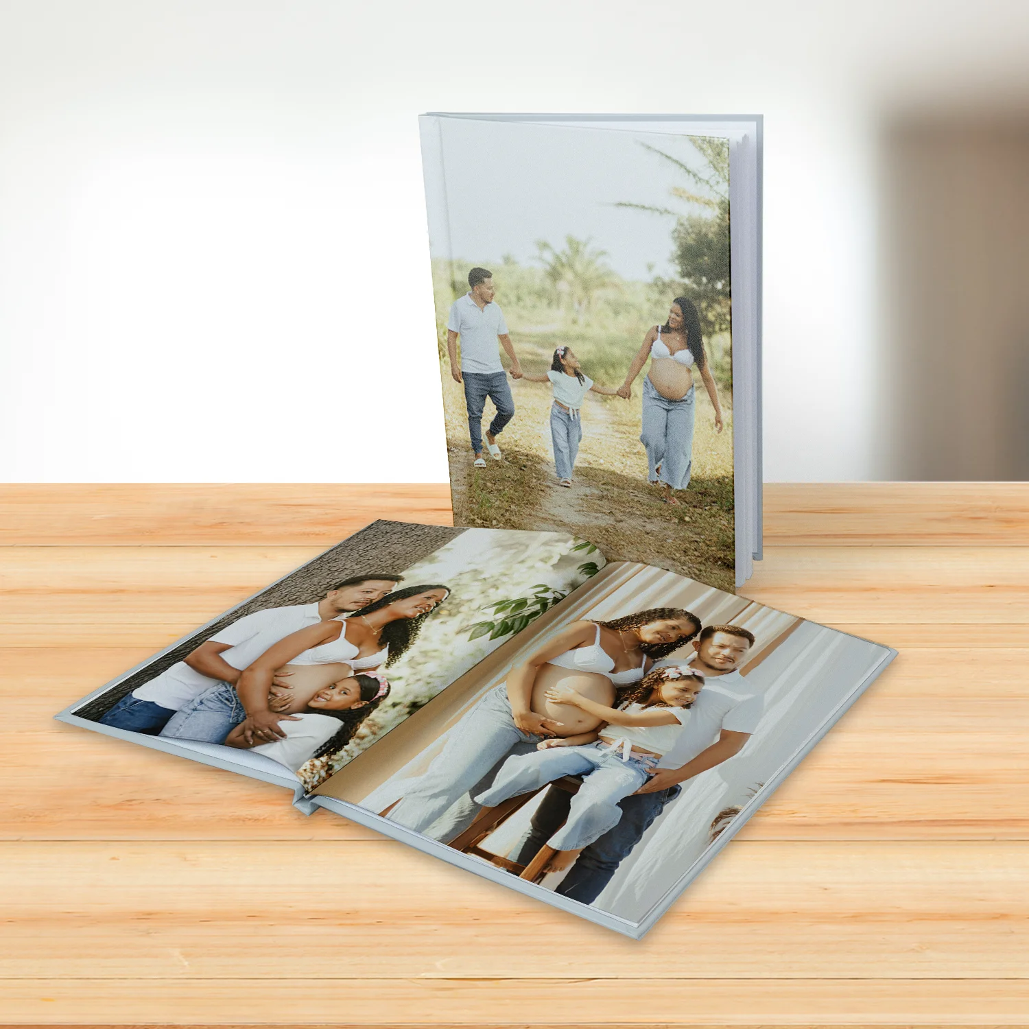 Pessoa segurando fotolivro com foto de mulher sorrindo ao ar livre, com a frase “Eu amo o Norte” escrita no canto da imagem