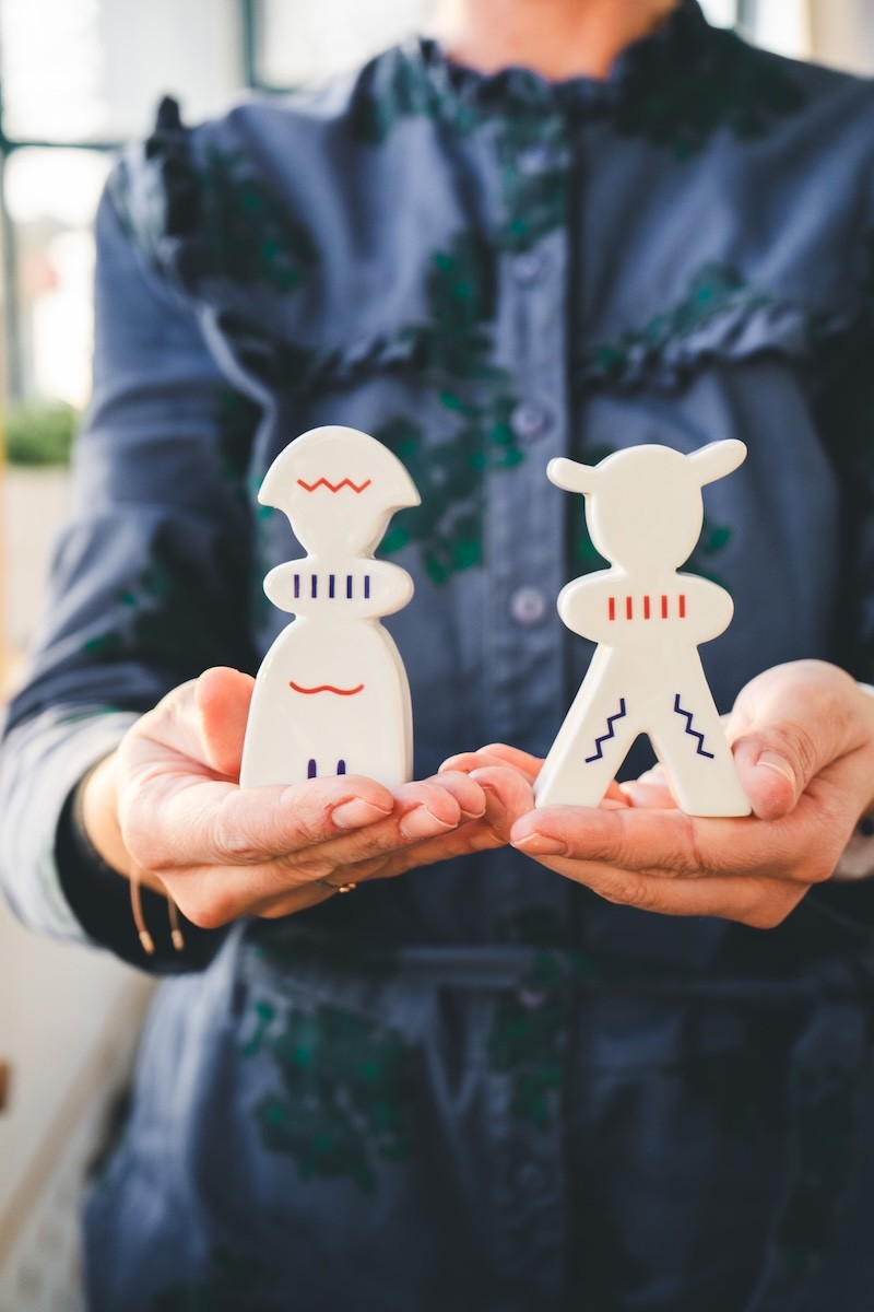 Porcelánové figúrky s geometrickými vzormi navrhnuté Ninou A. Šoškovou, v rukách autorky.