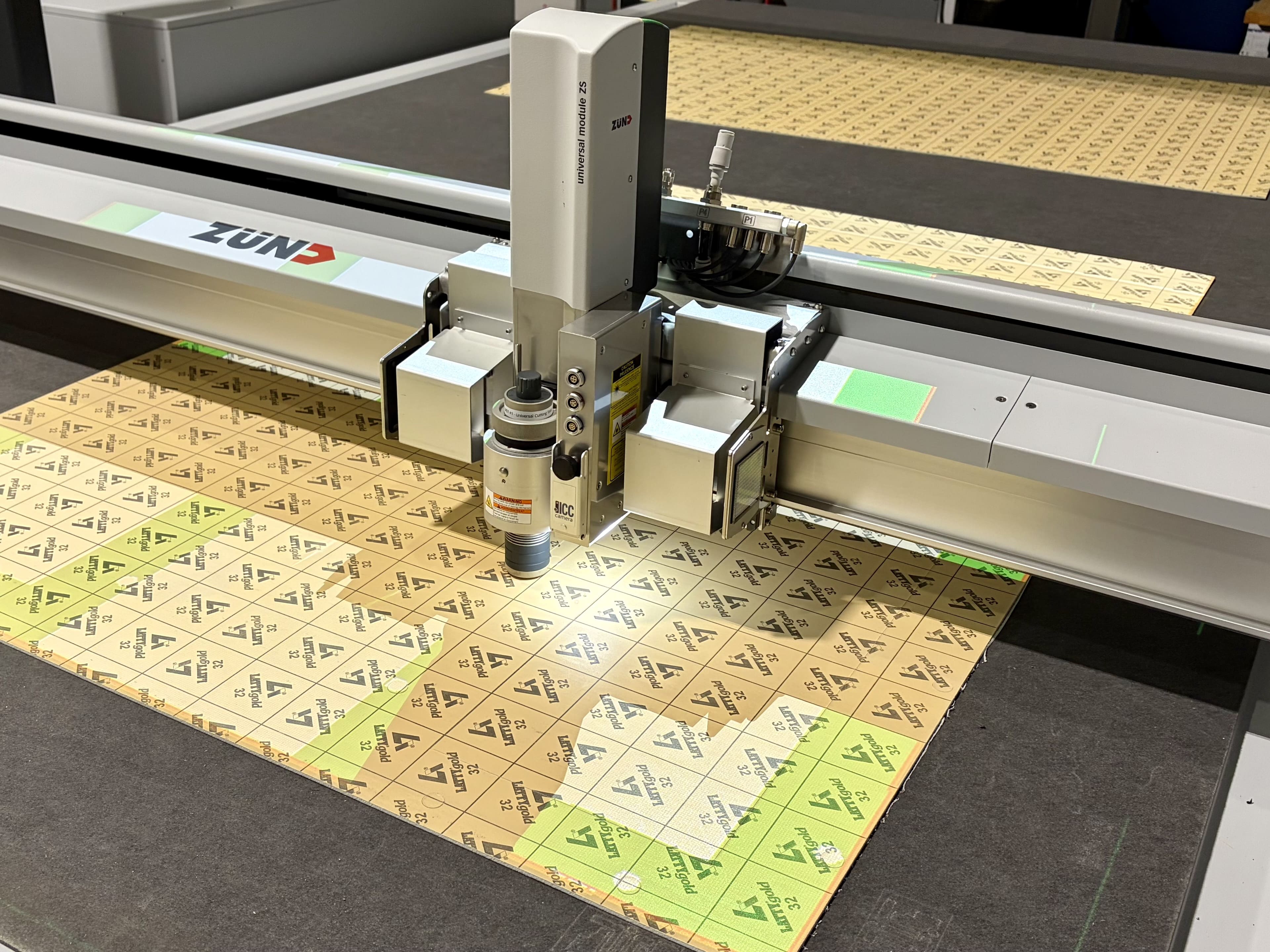 Table de découpe numérique Zünd pour la fabrication de joints industriels