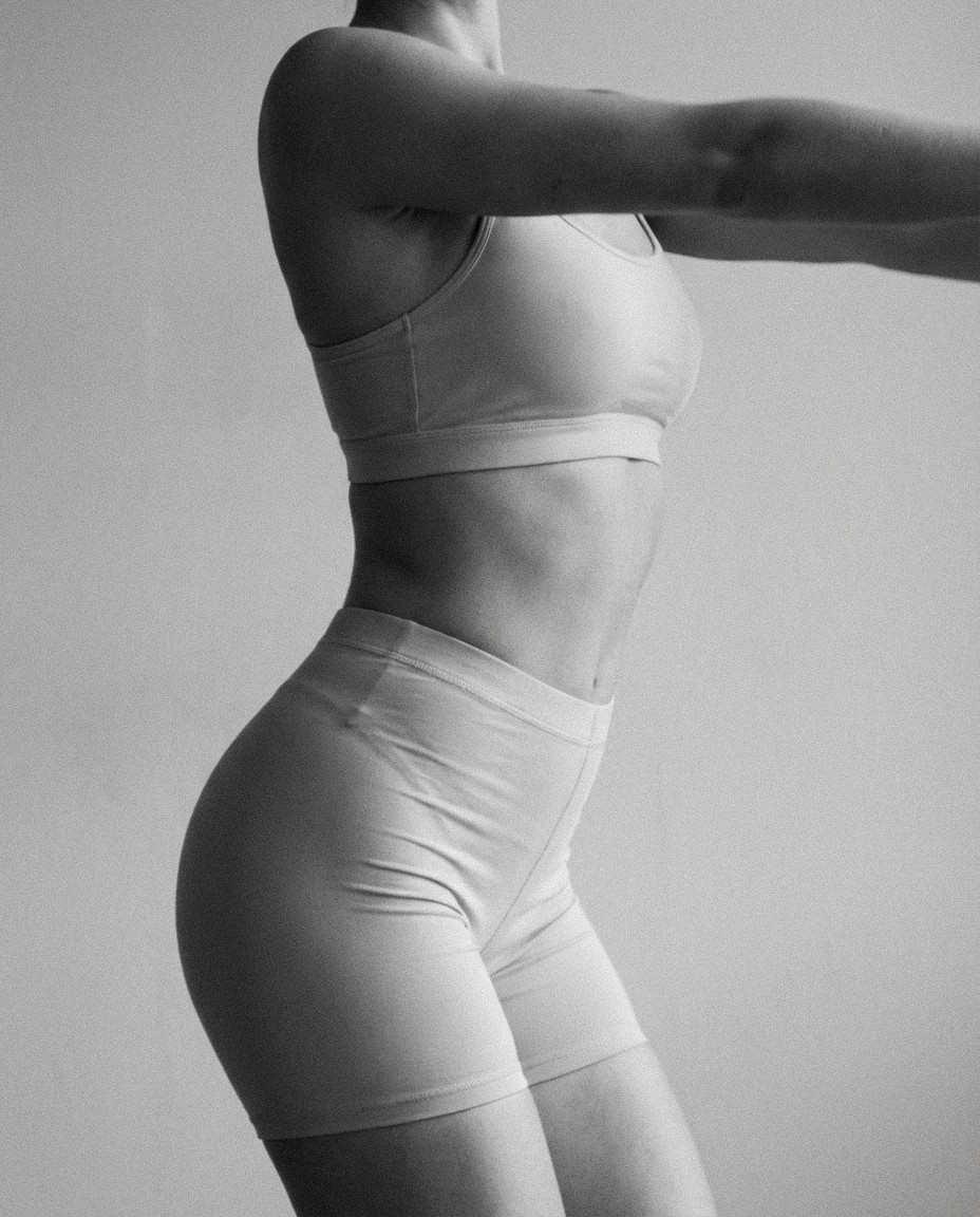 a woman is doing a piyoma exercise in a gym