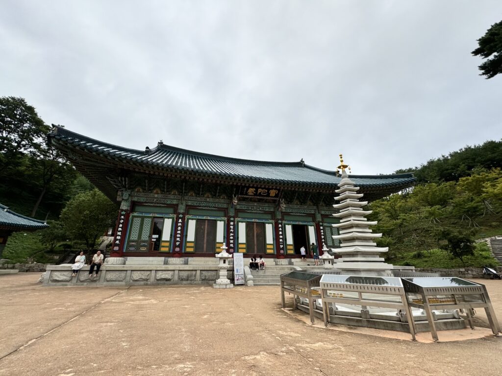 Wontongbojeon is the hall of Dharma which has the main shrine of Avalokiteshwara in the temple. The 7-storey pagoda is in front of it.
