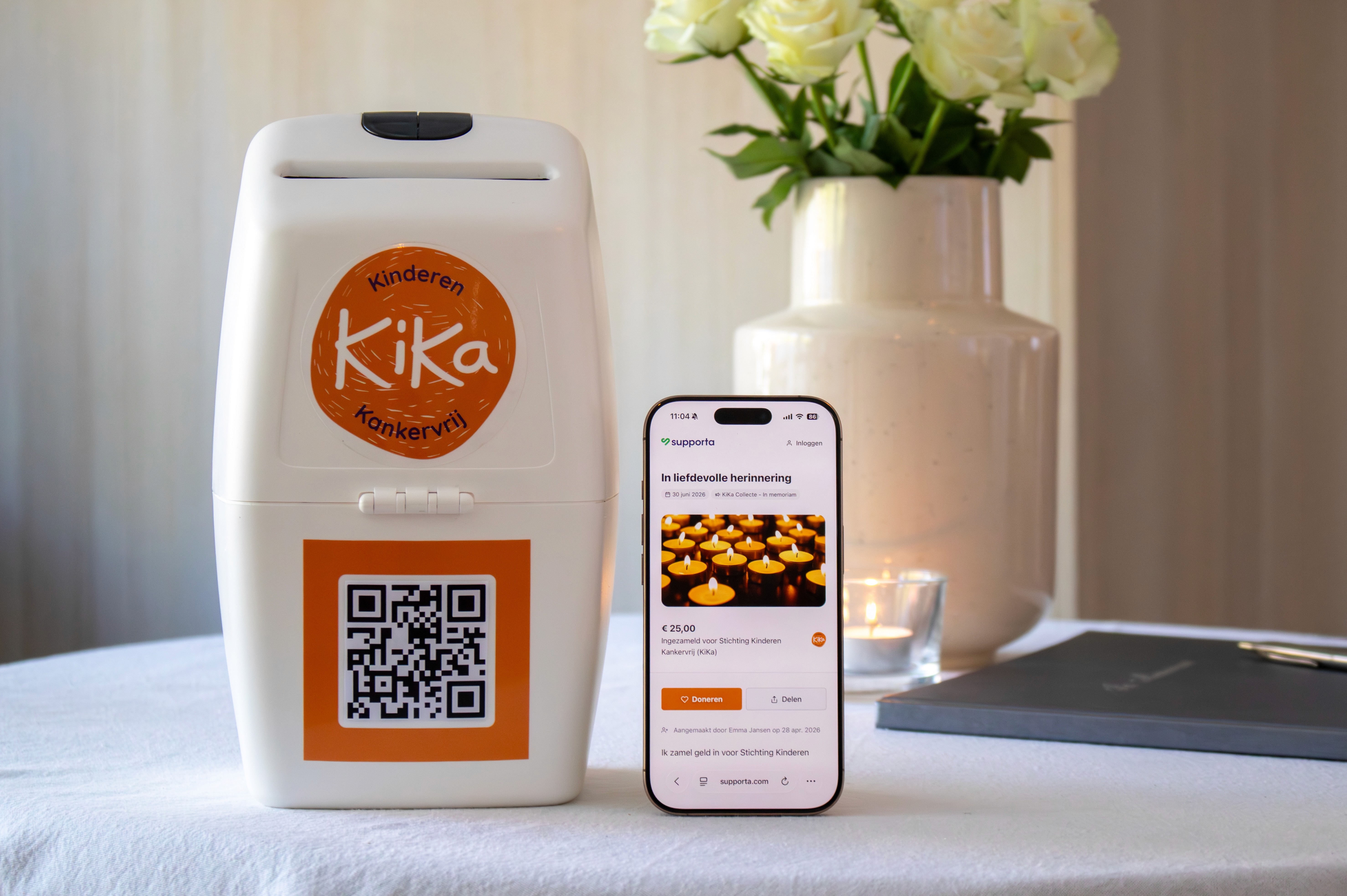 Collectebus van KiKa die tussen gras en bloemetjes staat