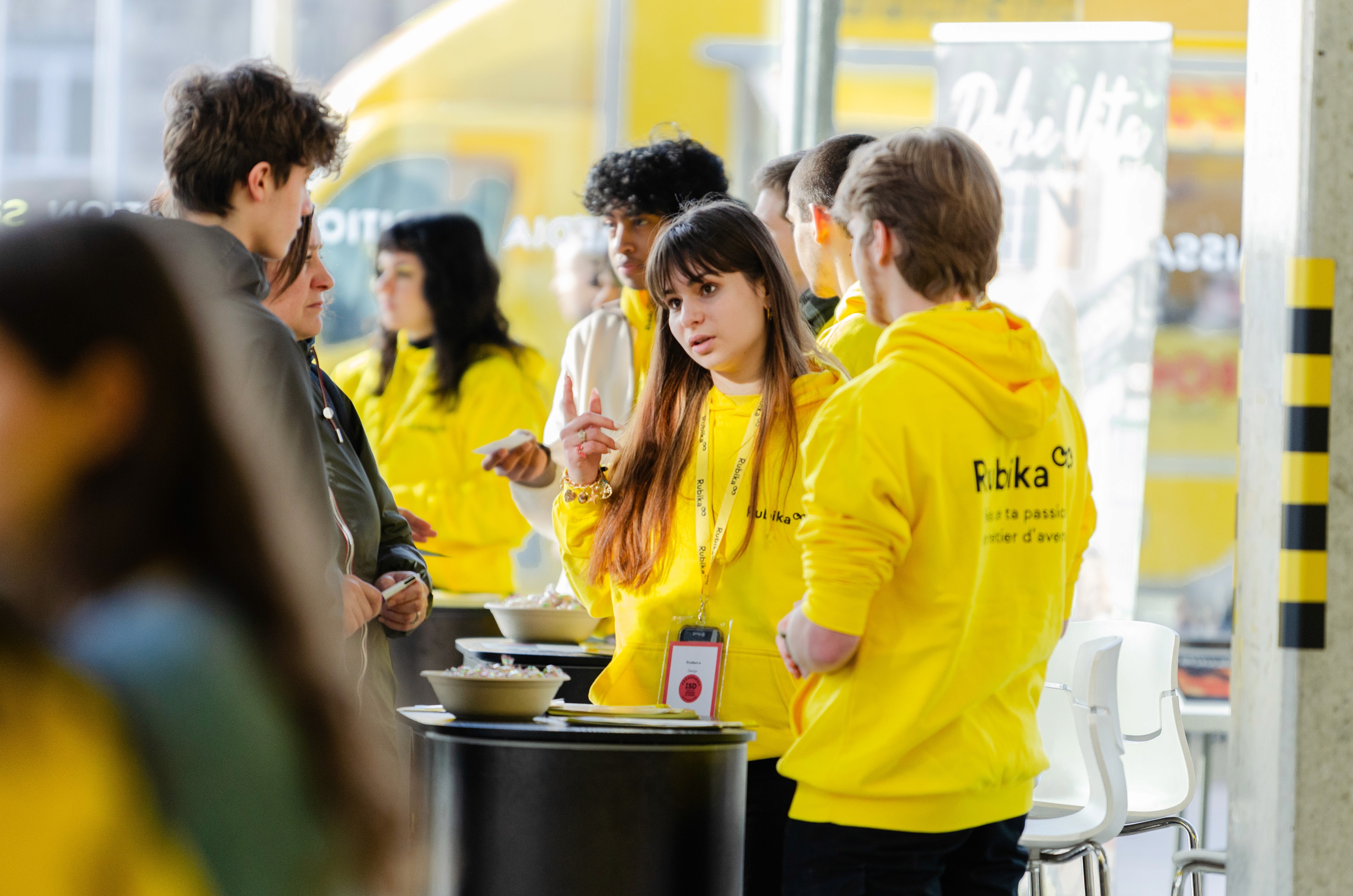 Etudiants de Ruika qui renseignent lors d'une JPO