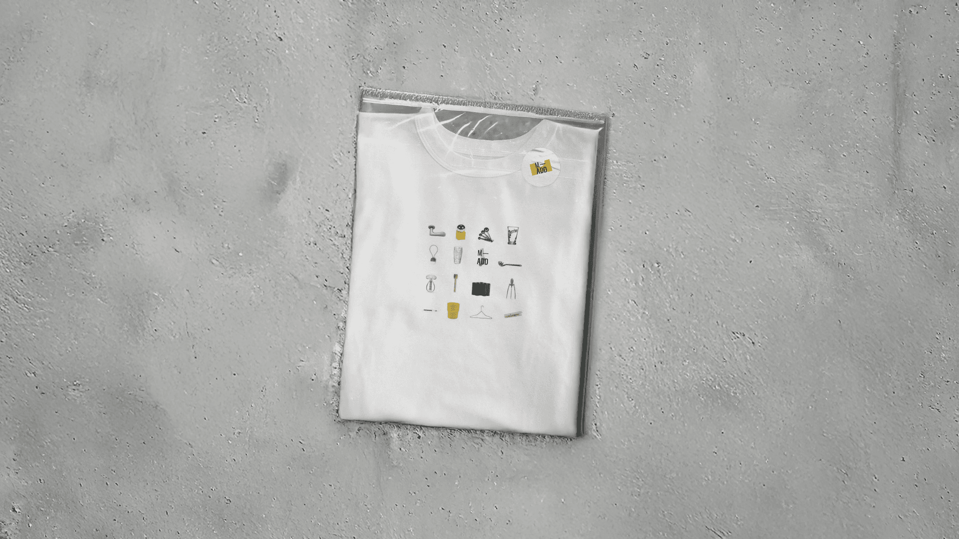 Un t-shirt avec des illustrations minimalistes qui représentent des objets du quotidien. Cette image fait écho à l’identité graphique du madd-bordeaux, où chaque détail compte, utilisant un design épuré pour raconter une histoire à travers les objets et leurs significations.