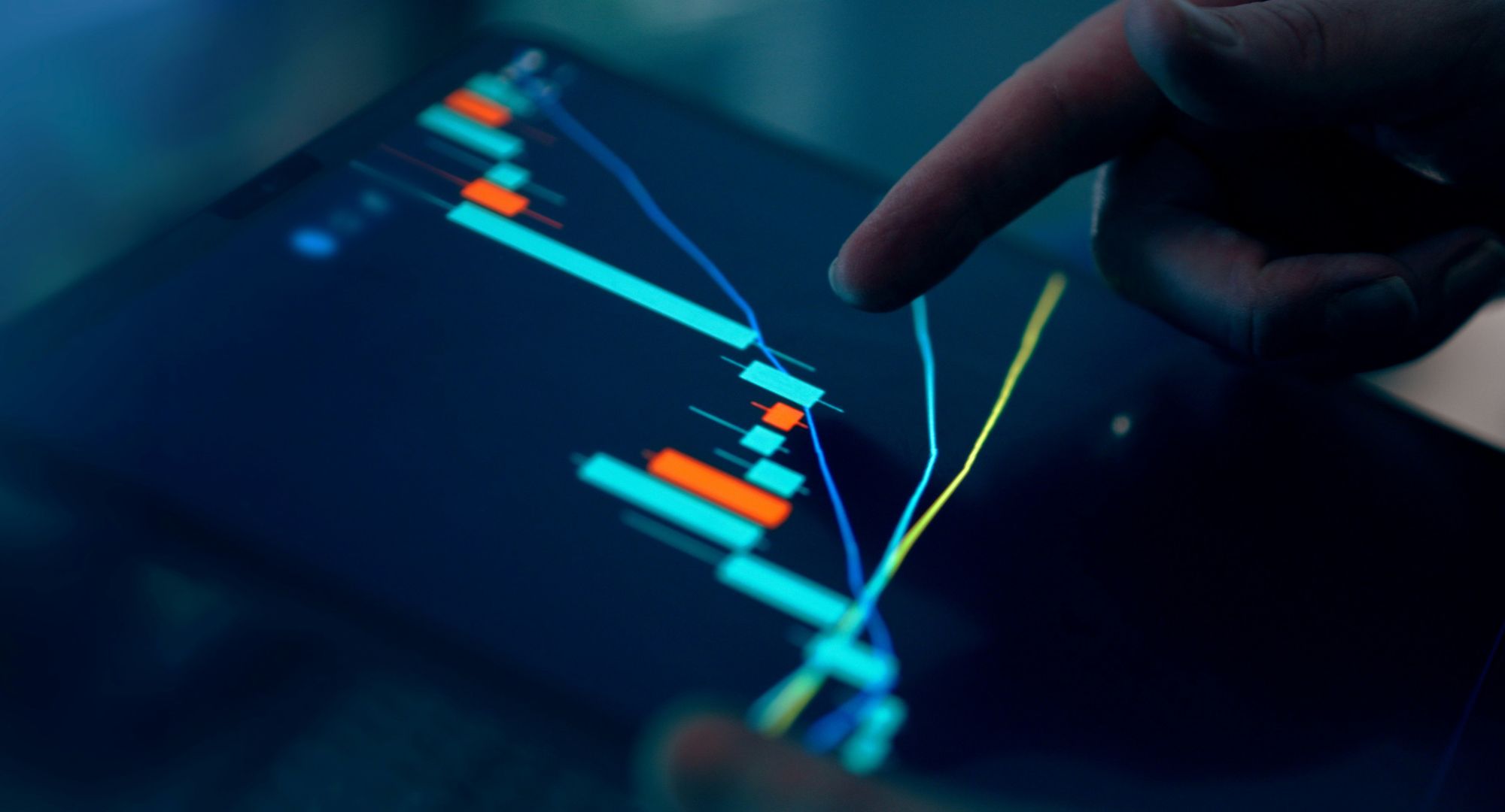 imagens de gráficos verdes e vermelhos na tela de um tablet