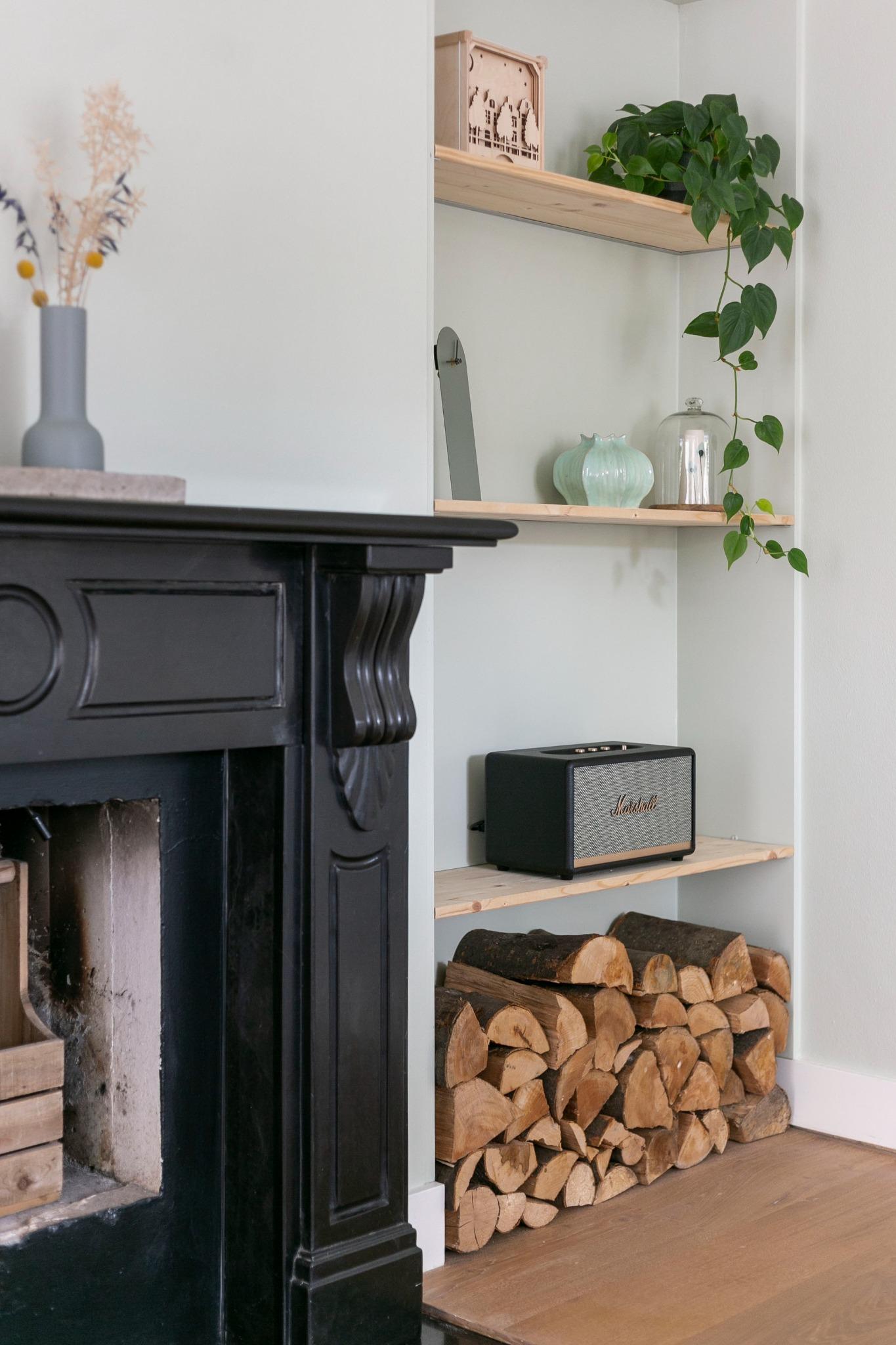 open haard met plankjes ernaast