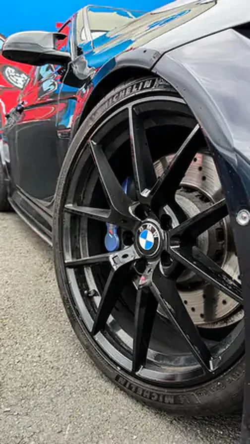 Jante et étrier de frein d'une BMW importée du Royaume-Uni