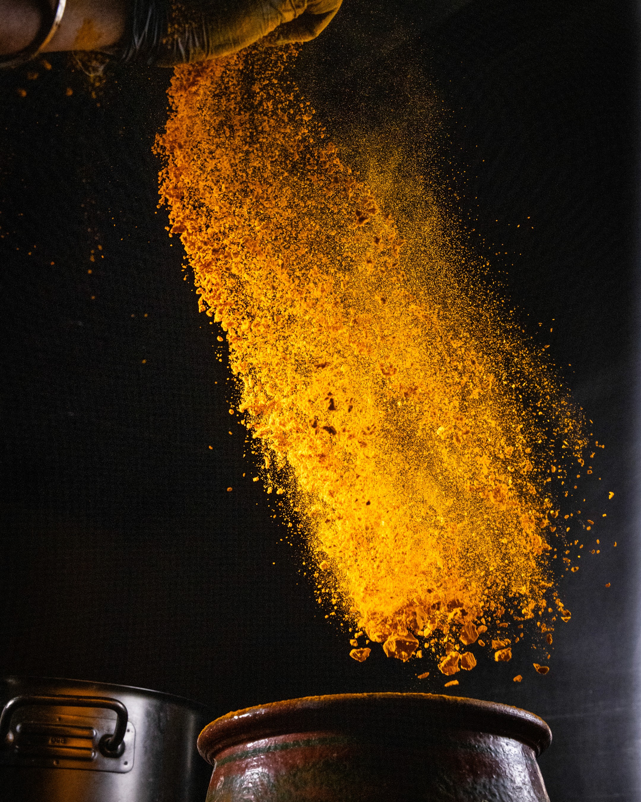 Indische Gewürze in der Luft – stilvolle Food-Fotografie mit Kurkuma, Chili und Kardamom