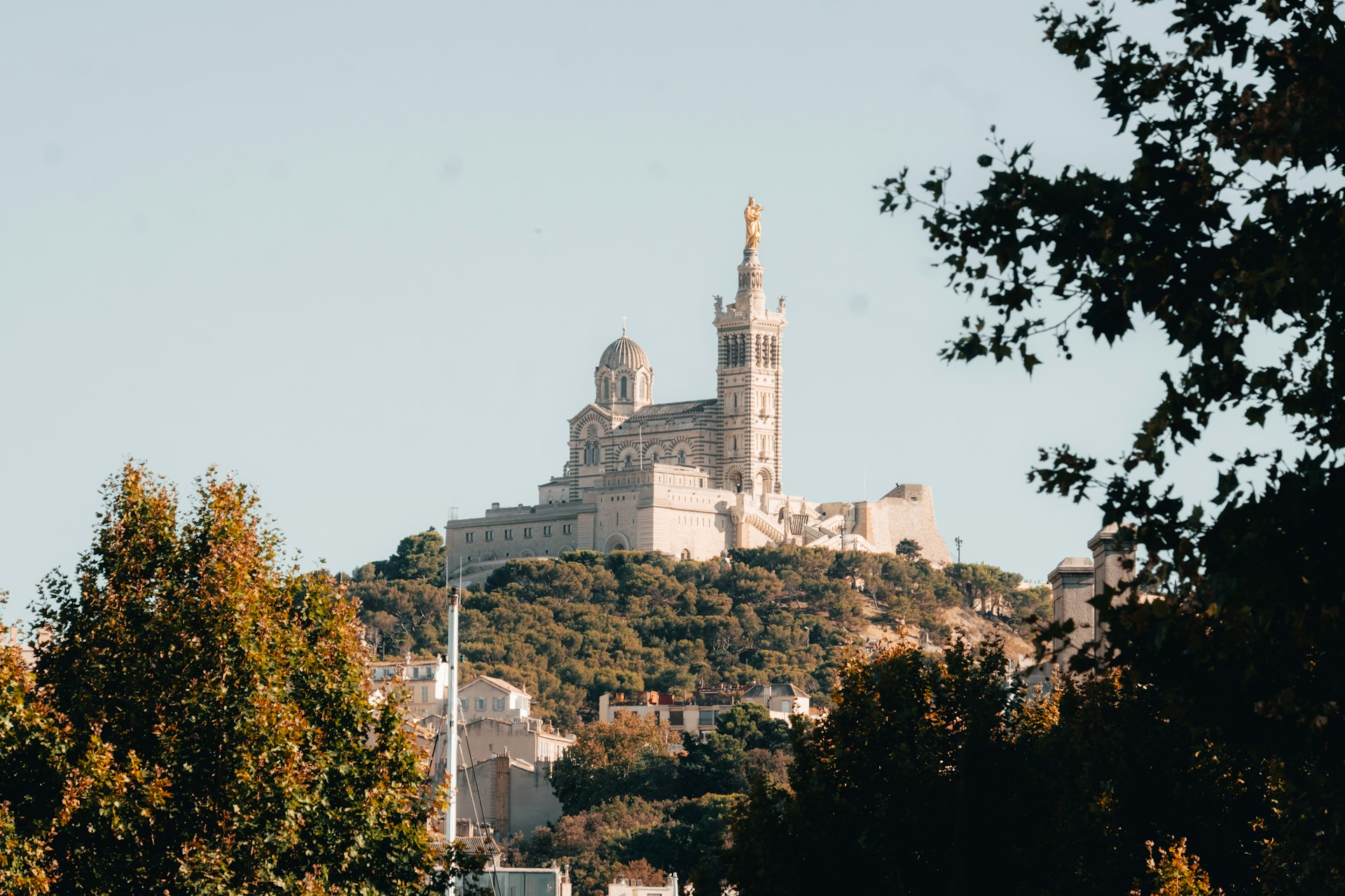 Vue de Marseille avec le Vieux-Port et Notre-Dame de la Garde, destination prisée pour la location saisonnière Airbnb