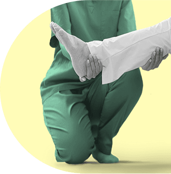 Fisioterapeuta tratando dolor de pie.