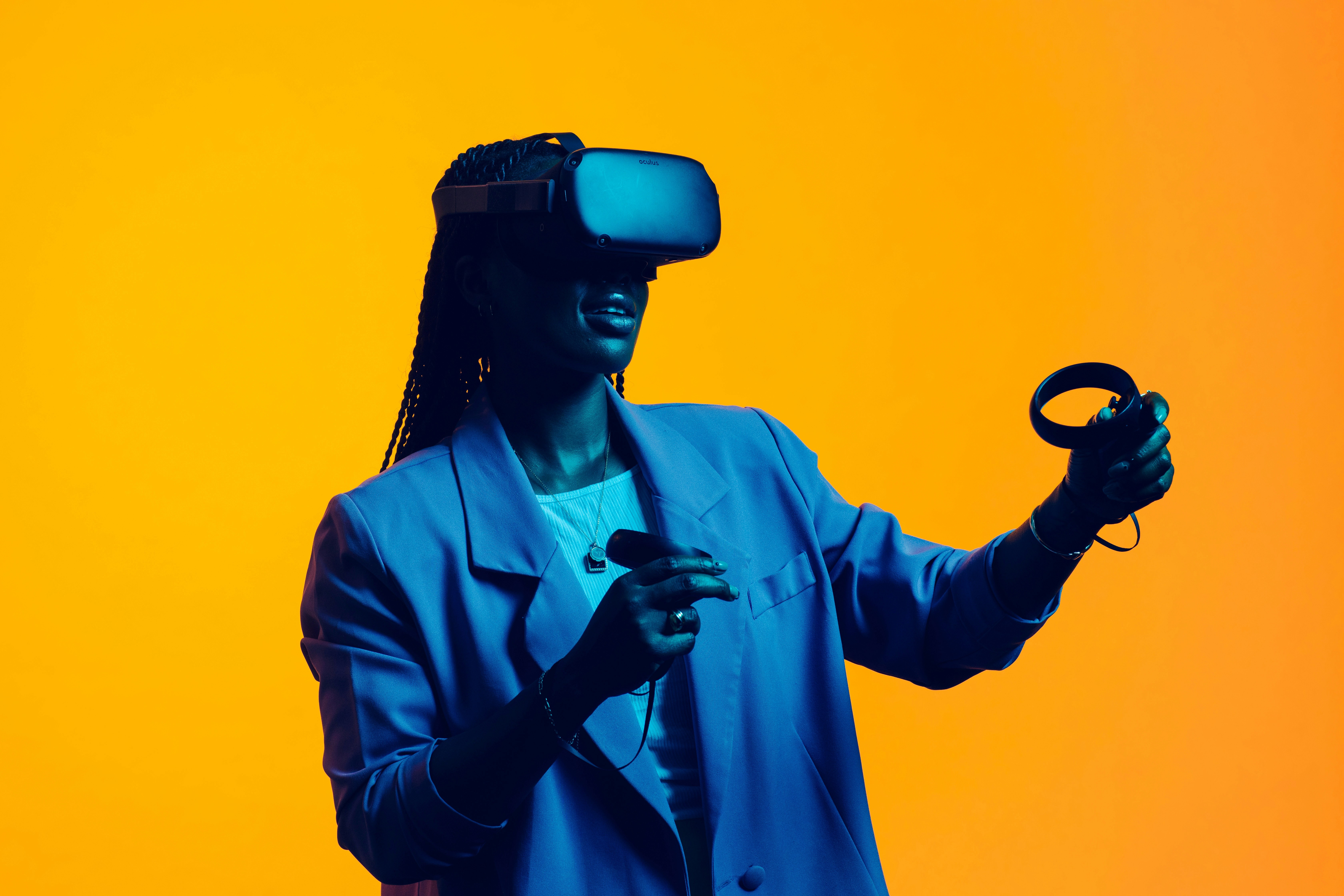 Person nutzt ein VR-Headset mit Controllern vor warmem Hintergrund – Sinnbild für Vorstellungskraft, Exploration und digitale Visionen.