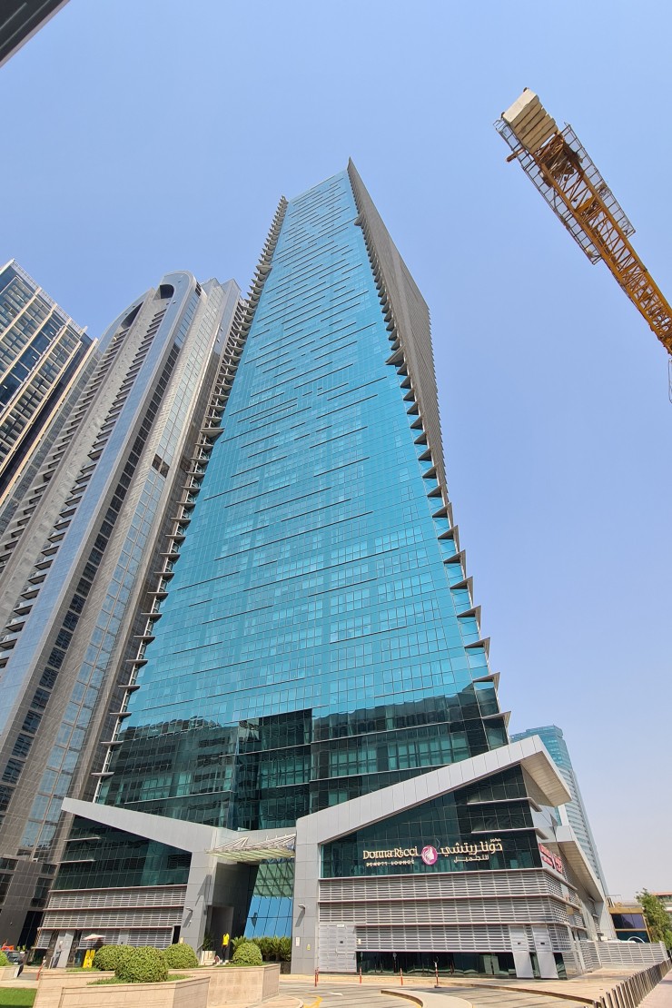 Ground level view of Sama Tower entrance, perfect for clients seeking expert real estate consulting.