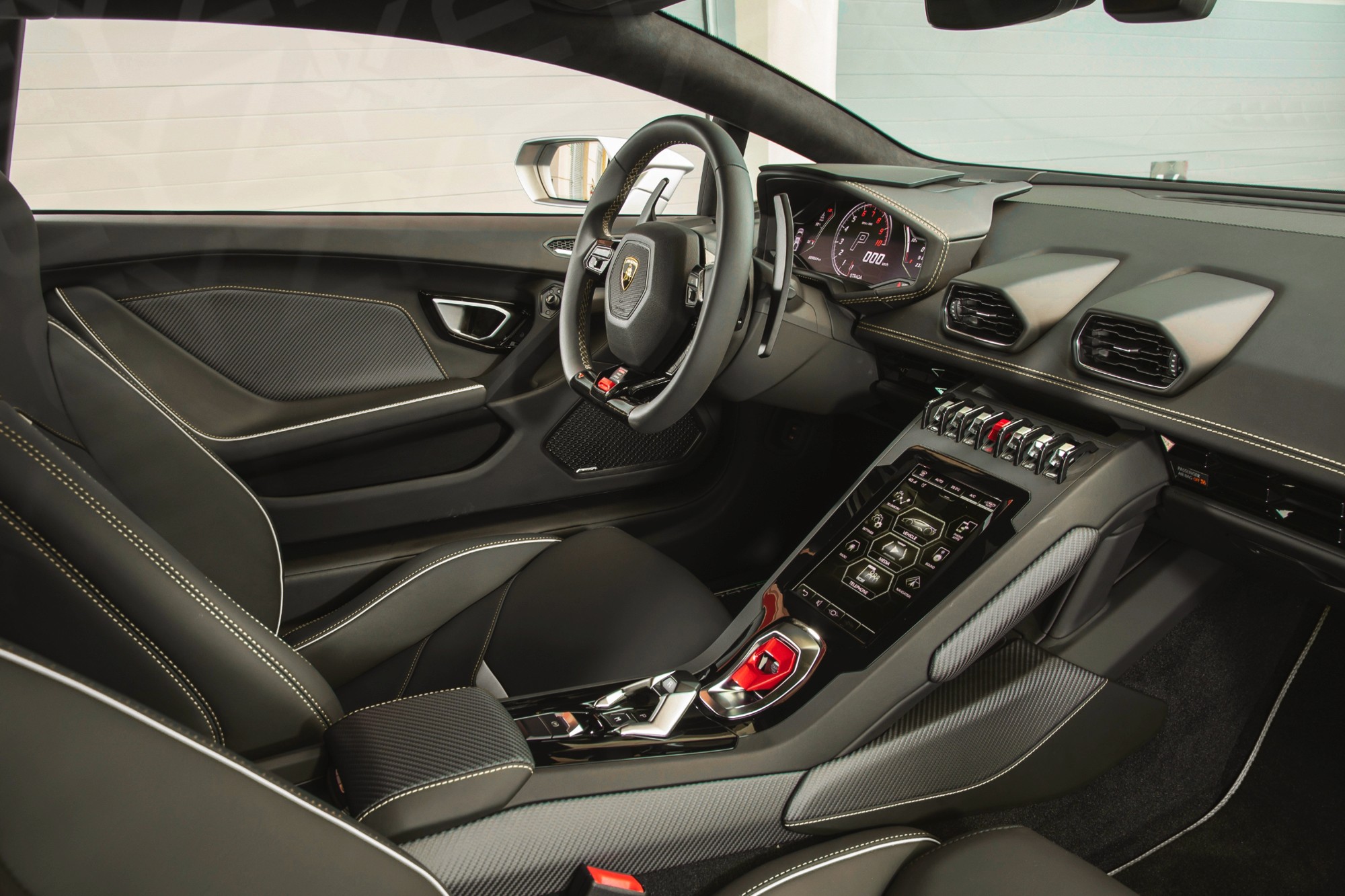 Vue interieur Lamborghini Huracan EVO Blanc – Location Supercar à Dubaï | Keyz Rent