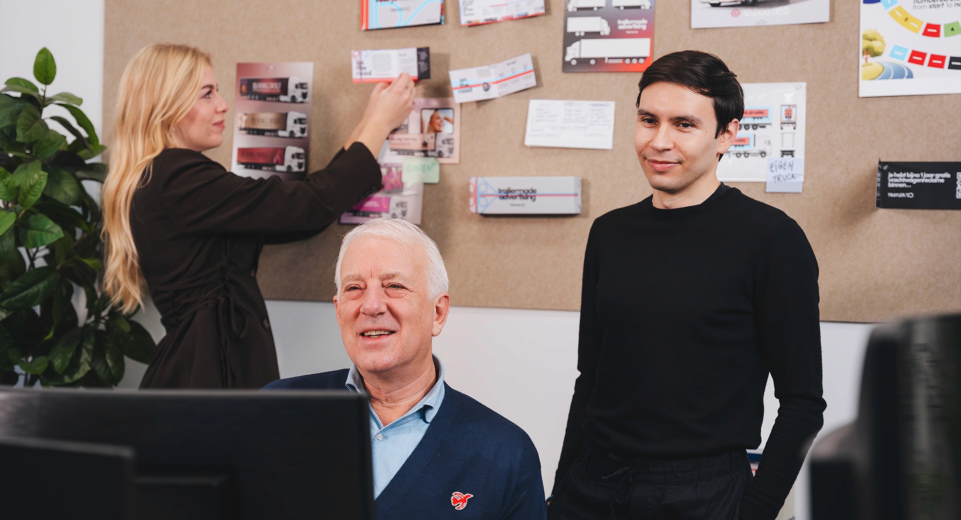 hand die een post it die met de tekst 'eigen truck' opplakt
