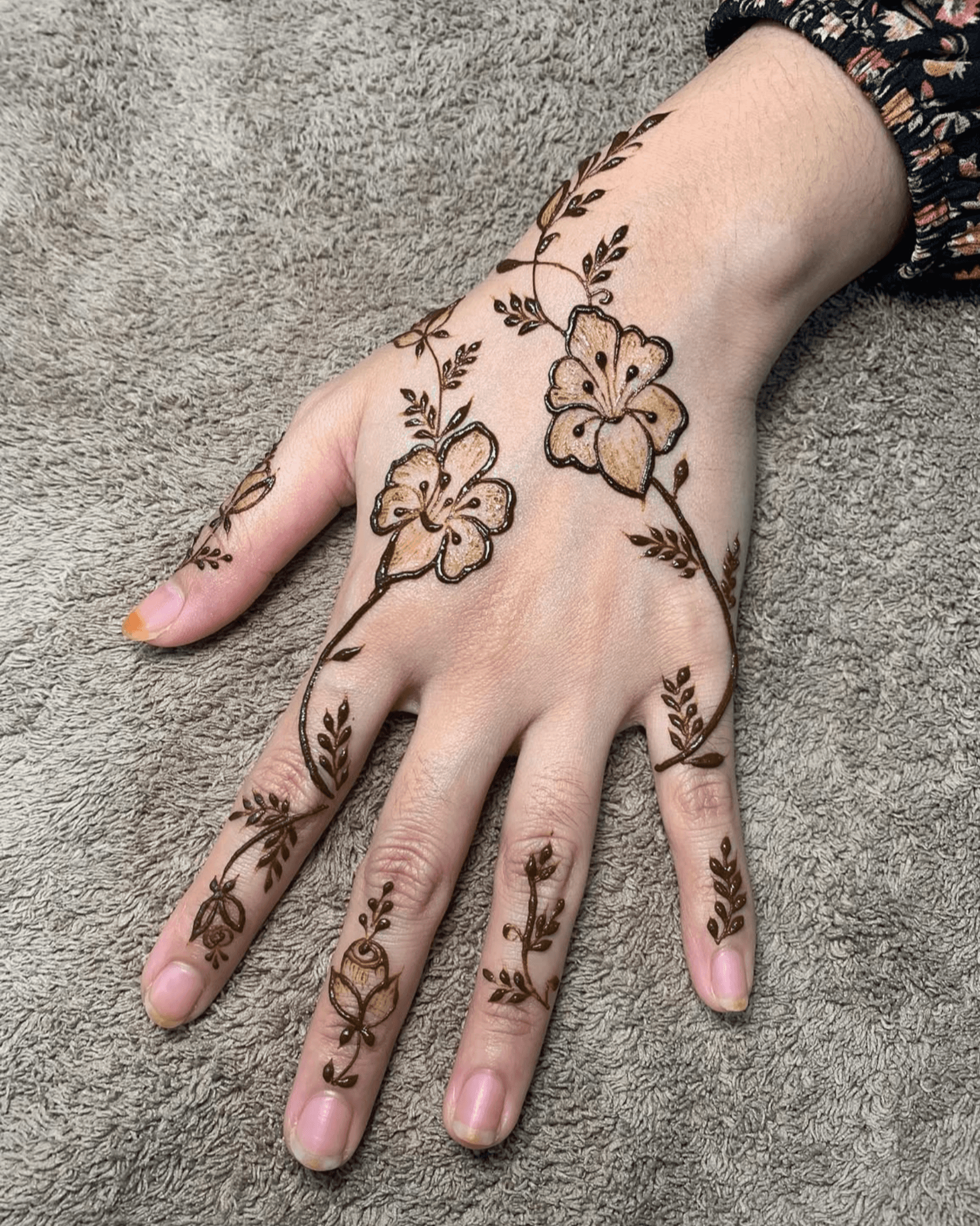 Flower henna done by Rouhihenna at an event.