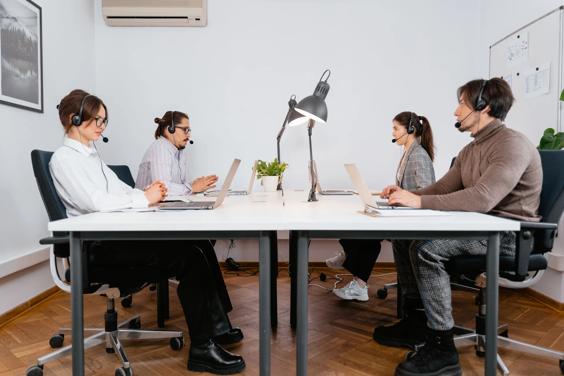 Team im Büro mit Headsets beim B2B-Telemarketing