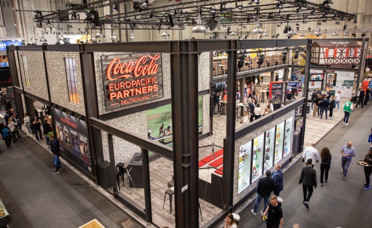 people partying with confetti