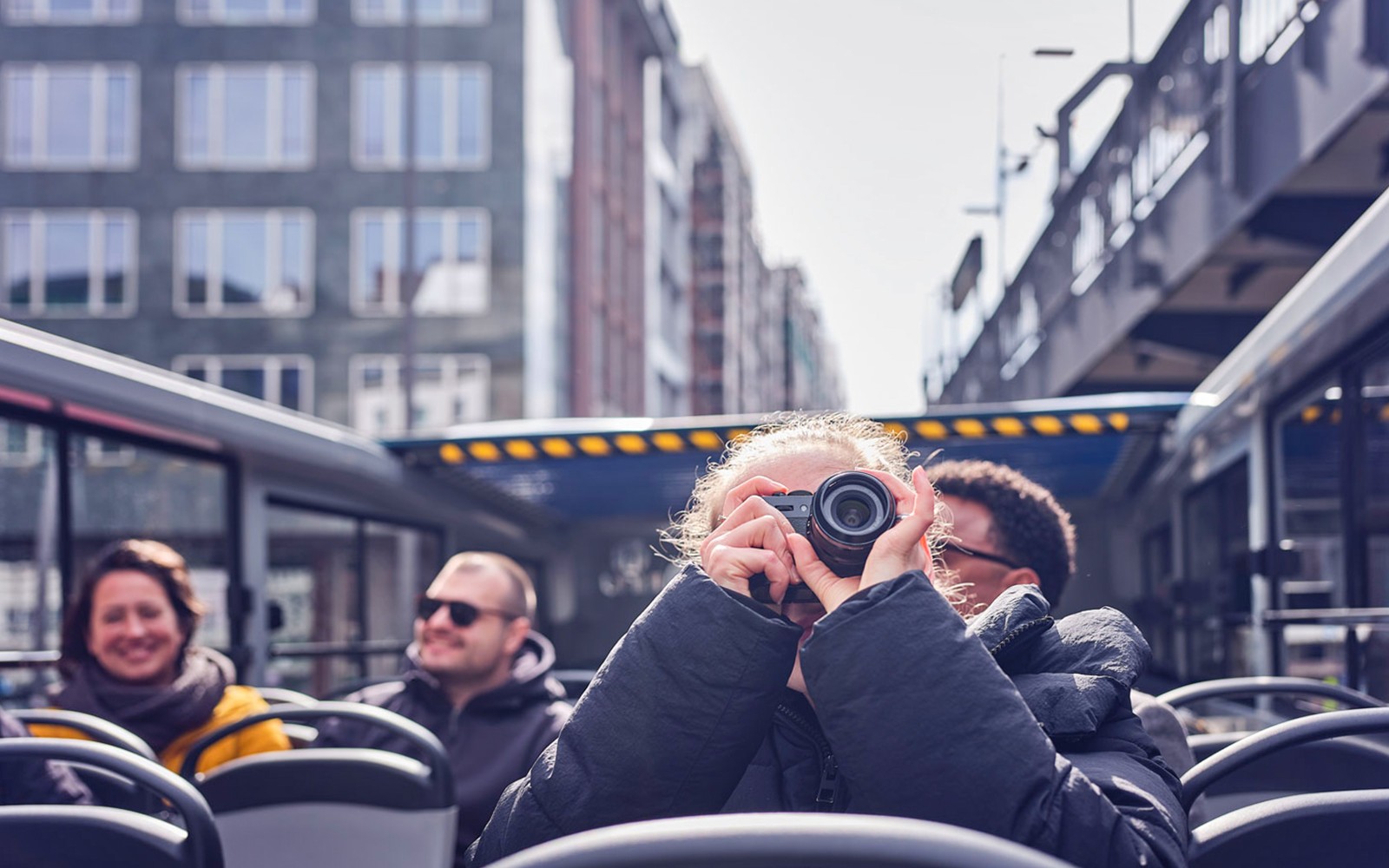 Turist tager billeder på en Hop-On Hop-Off bustur i Hamborg.