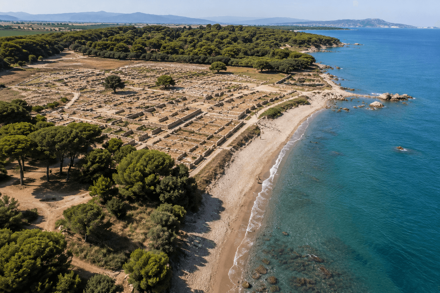 Vue aérienne du site antique de Sant Martí d’Empúries en bord de Méditerranée