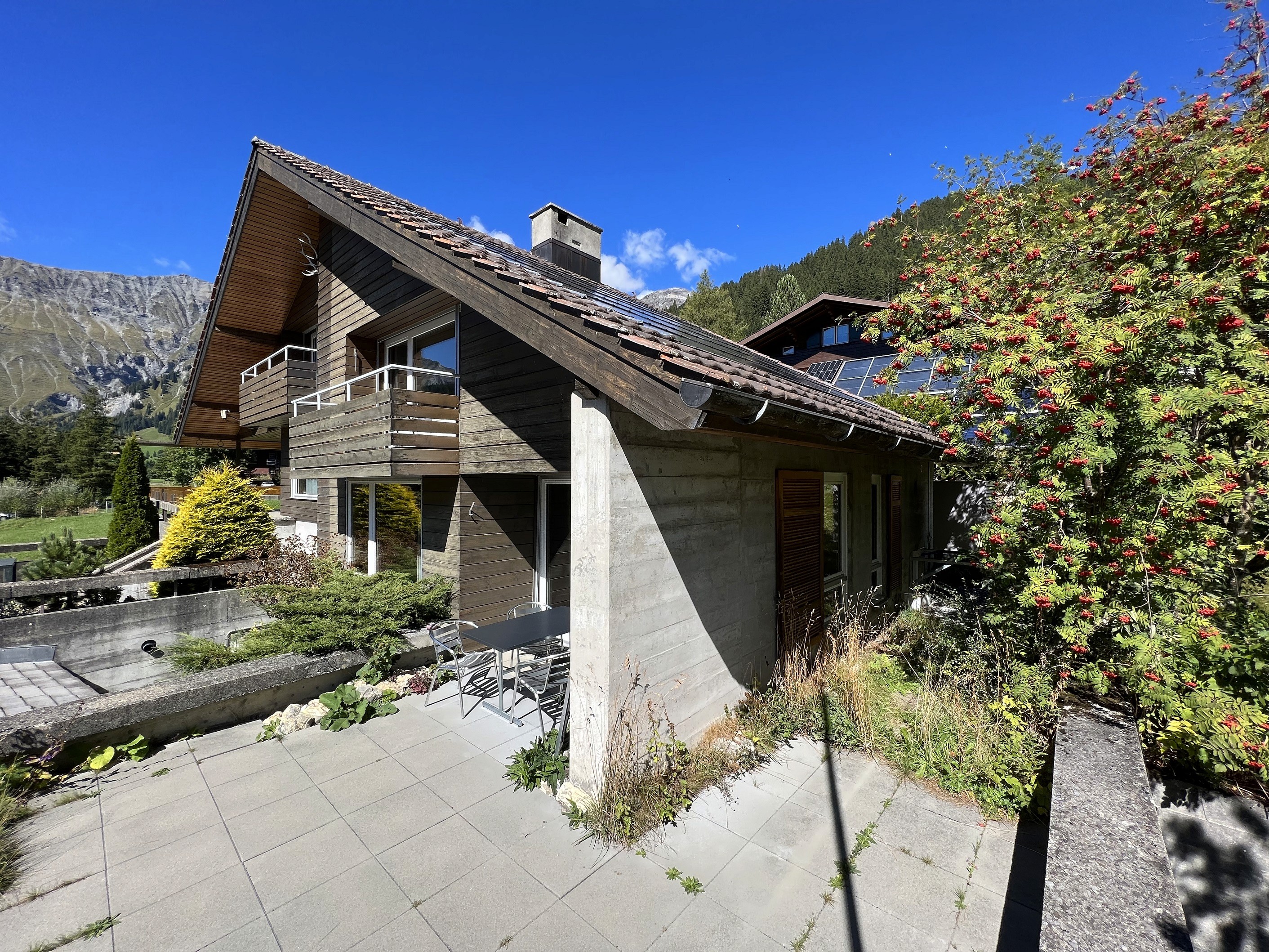 Image of chalet next to mountains