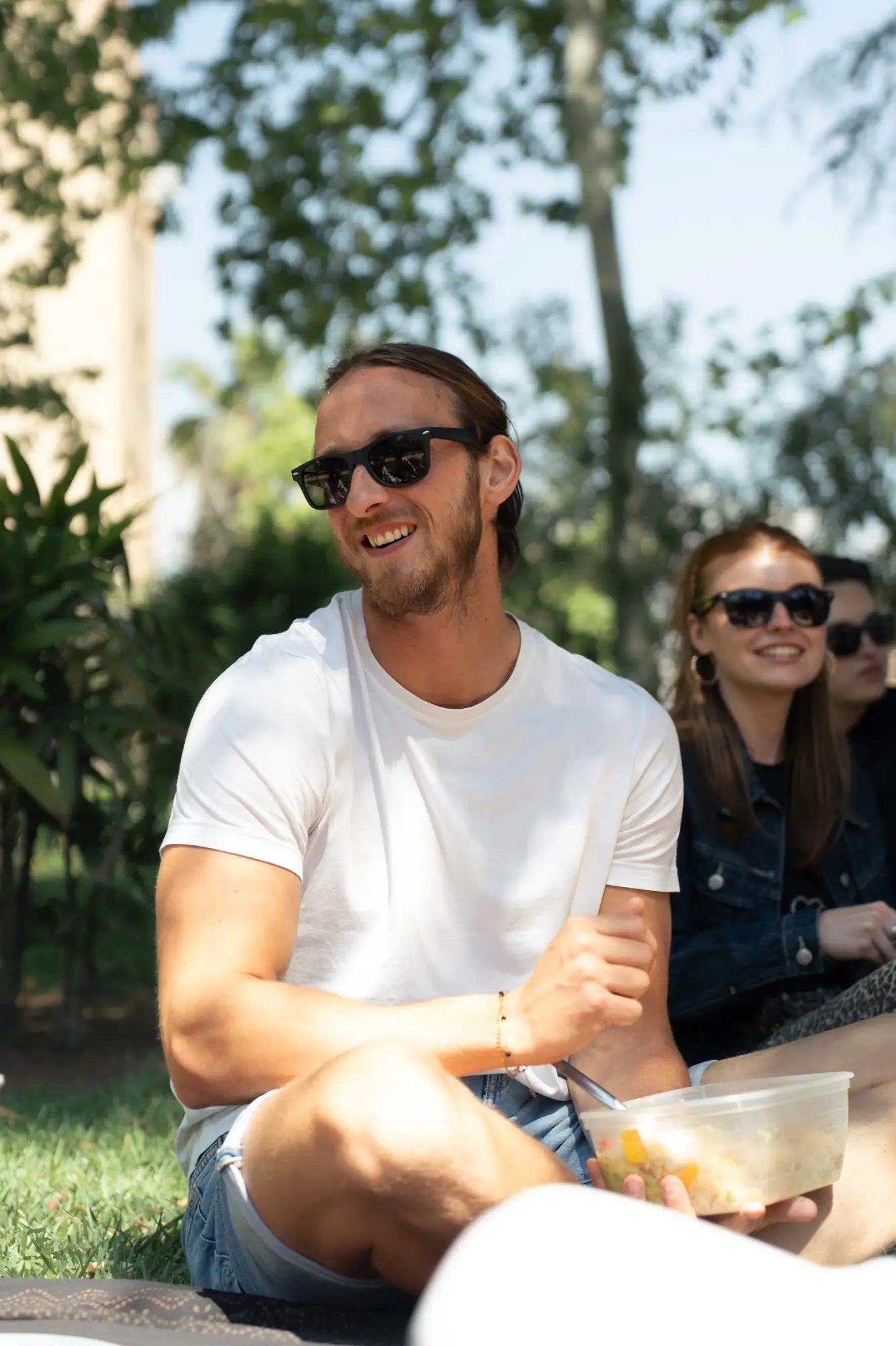 Man werkend in Valencia geniet van zijn lunchpauze in het Turia-park
