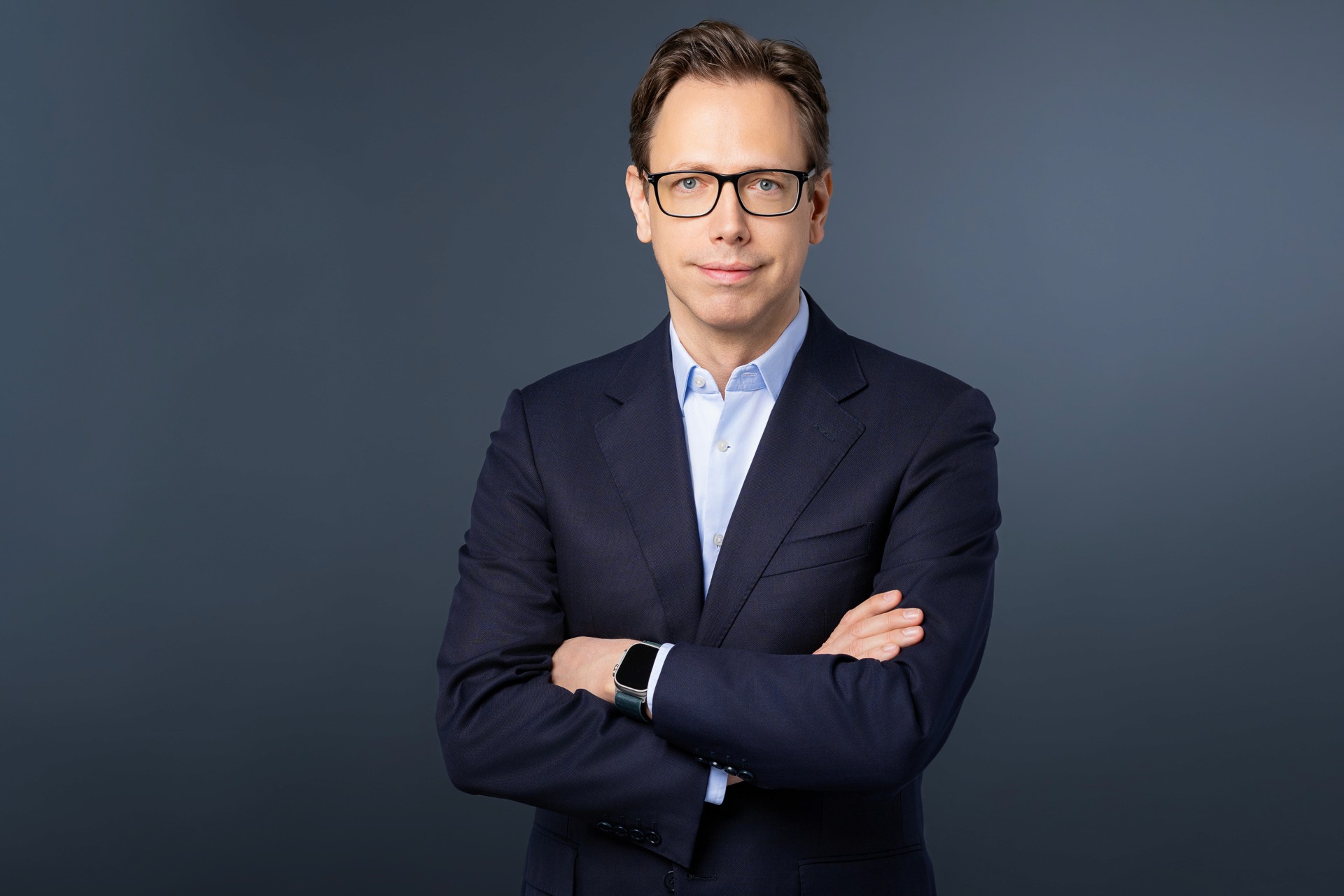 Professionelles Bewerbungsfoto eines Mannes mit Brille und Anzug, modernes Business Portrait aus Zürich