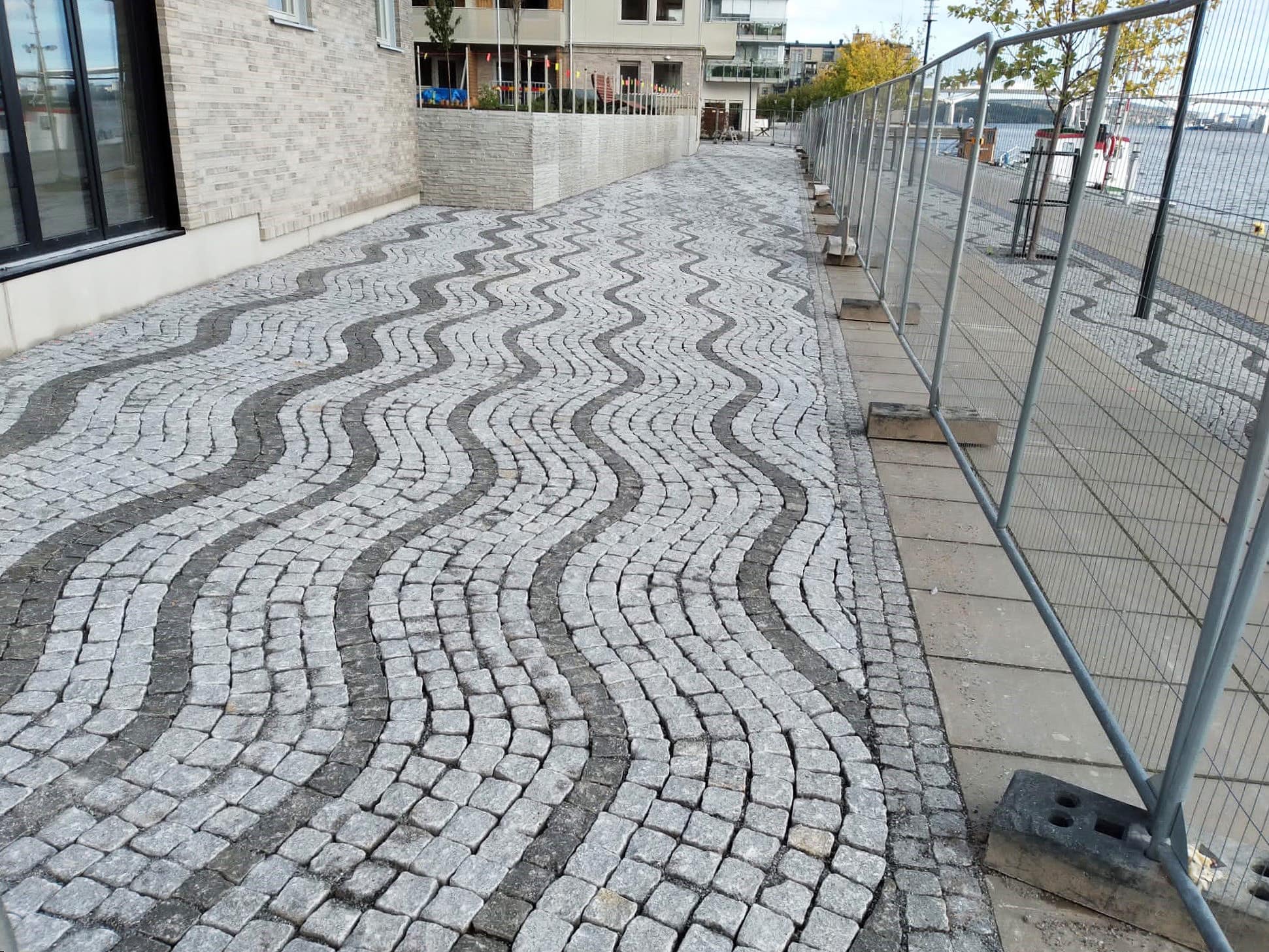 Pavimento com padrão ondulado.