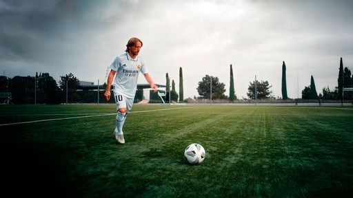 Portfolio Thankium: Logo de Emirates y Real Madrid sobre un fondo de nubes.