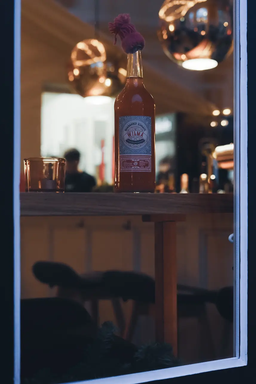 Flasche und Bar Atmosphäre im stilvollen Restaurant mit warmer Beleuchtung