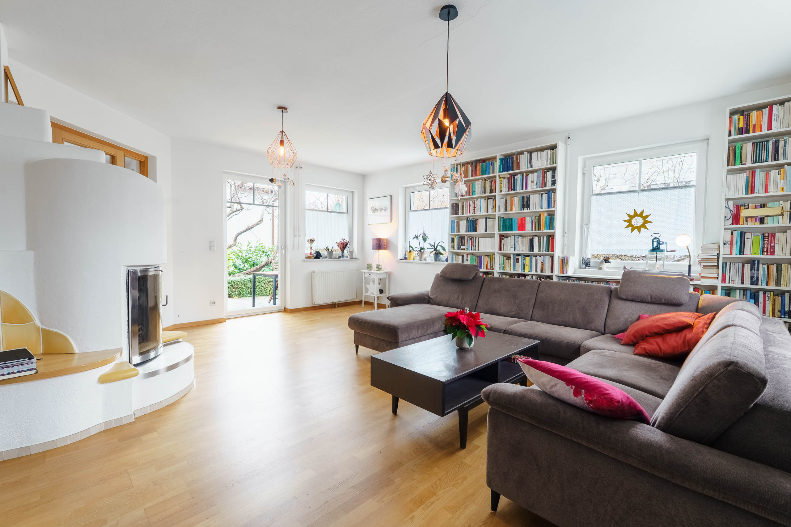 Hochwertige Immobilienfotografie eines minimalistischen Wohnbereichs in Wien, Loft-Stil.