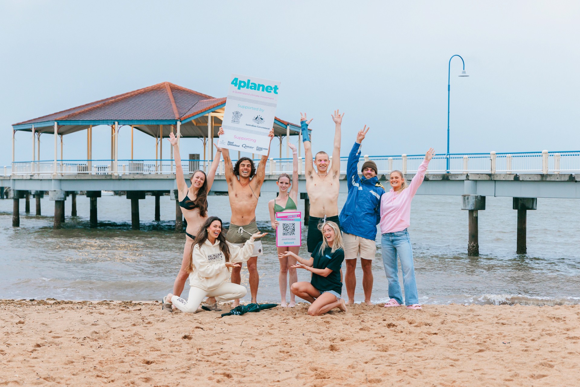 Photo of the 4planet Team on the beach.
