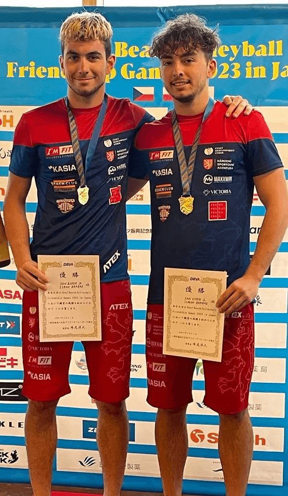 Jan Žídek a Šimon Bambas na stupni vítězů jako zlatí na Deaf Beach Volleyball Friendship Games v Japonsku.