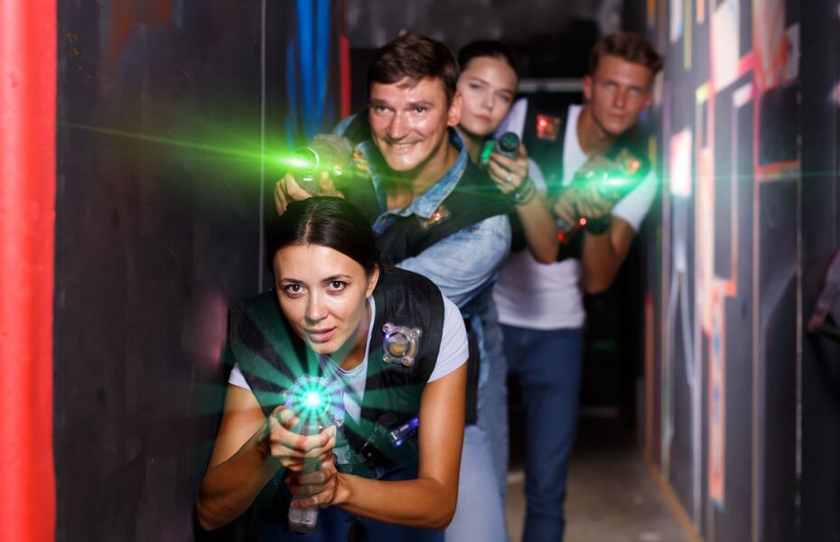 Image de jeunes gens heureux dans une salle de bowling