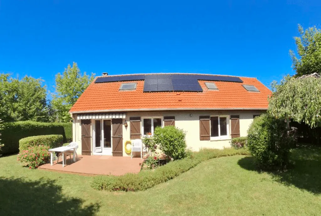 Photo d'une résidence à Voisins-le-Bretonneux équipée de panneaux solaires dont l'installation a été faite par Solarock.