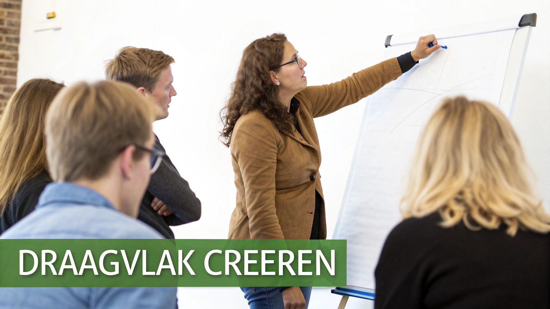 Vrouwelijke trainer schrijft op whiteboard tijdens interactieve workshop over digitale transformatie met team
