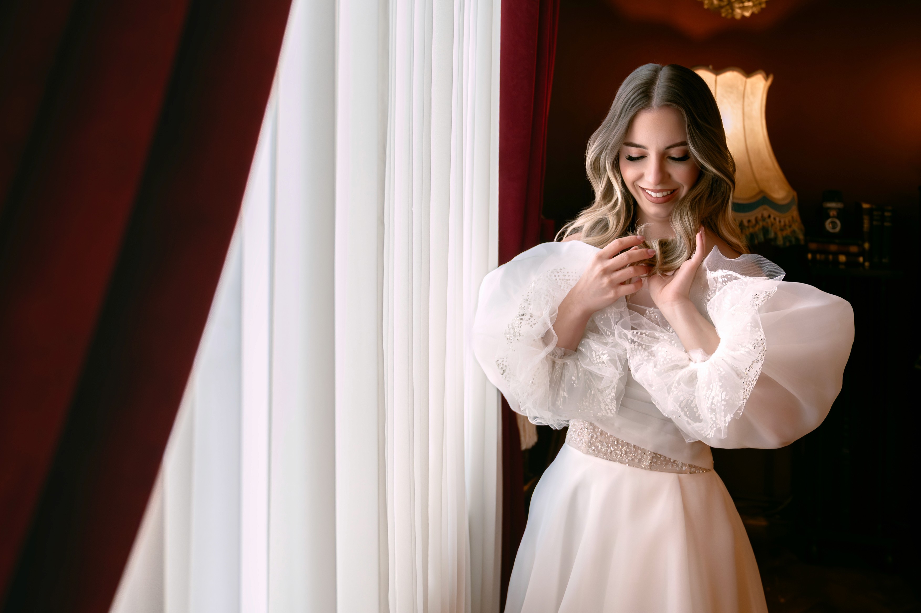 Mireasă ținând un pahar de șampanie, rochie cu corset alb, fotografie documentară de nuntă București