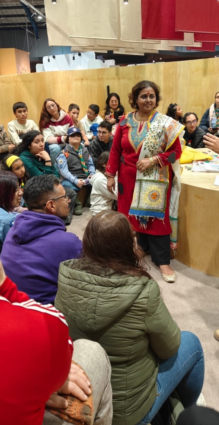 Neetu Sharma storytelling to children at FILBO, Bogotá