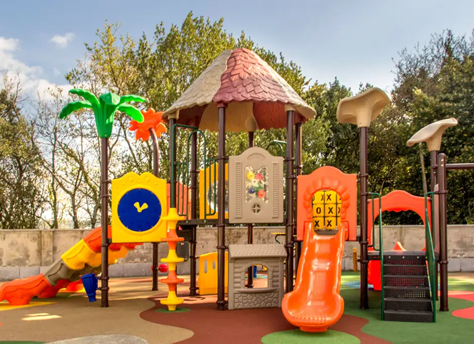 juego tipo selva en parque infantil cob suelo de caucho