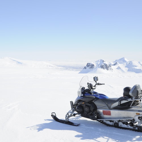 Катание на снегоходах по леднику Лангйокудль