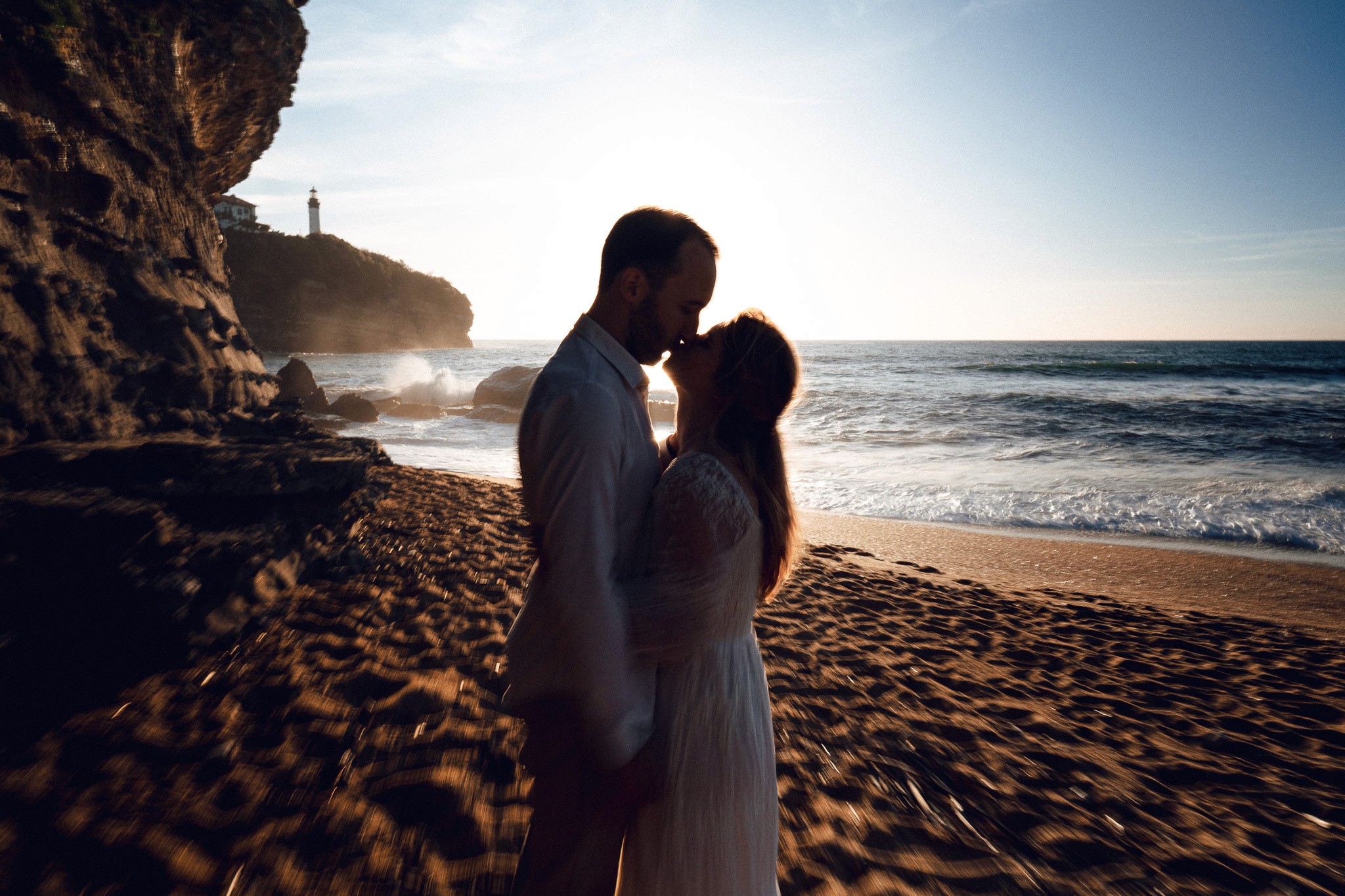 Séance photo de couple de futurs mariés sur la plage à Angleet