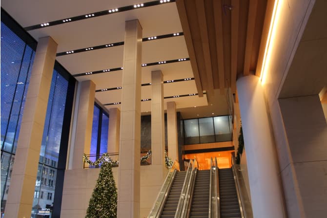 The main escalator and ceiling lights