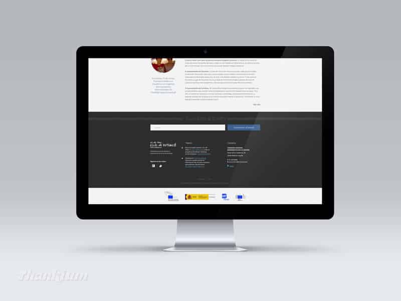 Pantalla de computadora mostrando una página web con diseño moderno y contenido en blanco y negro.